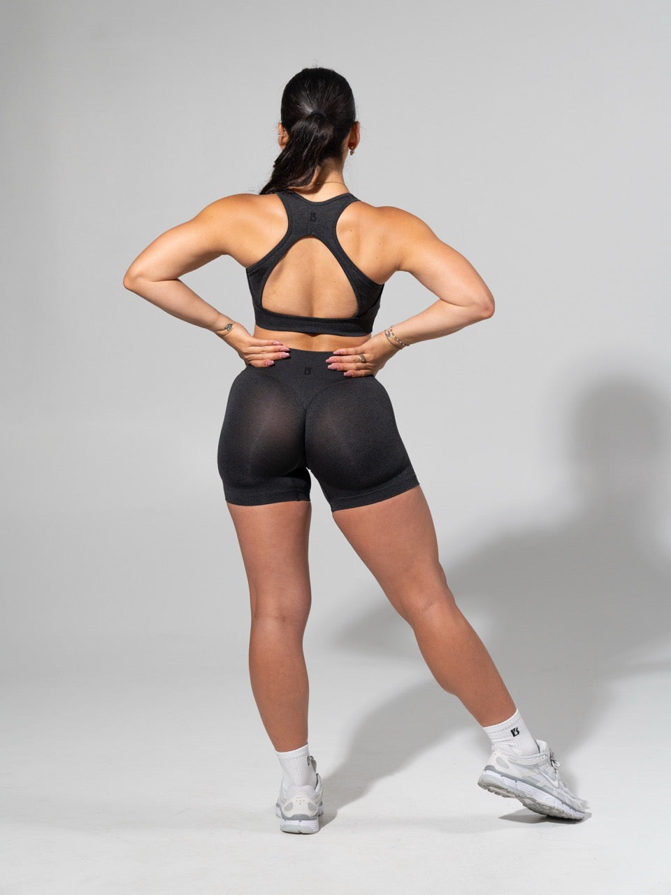 **PREORDER** Miracle Seamless Hip Rise Short 4.5" - Heather Charcoal