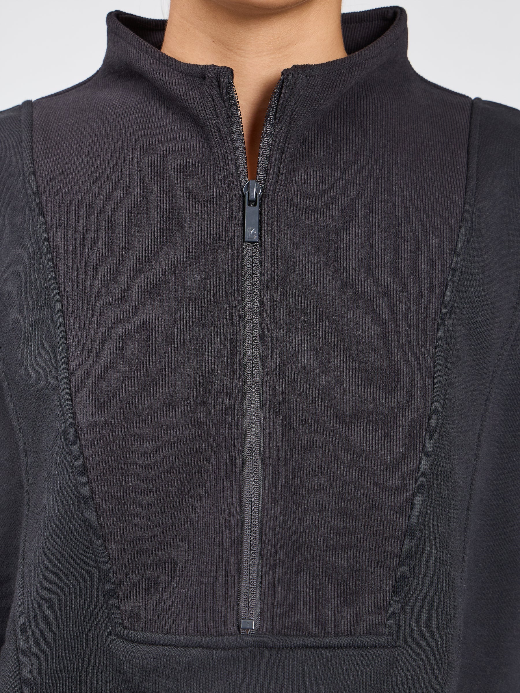 Threads Quarter Zip Crop - Onyx Black