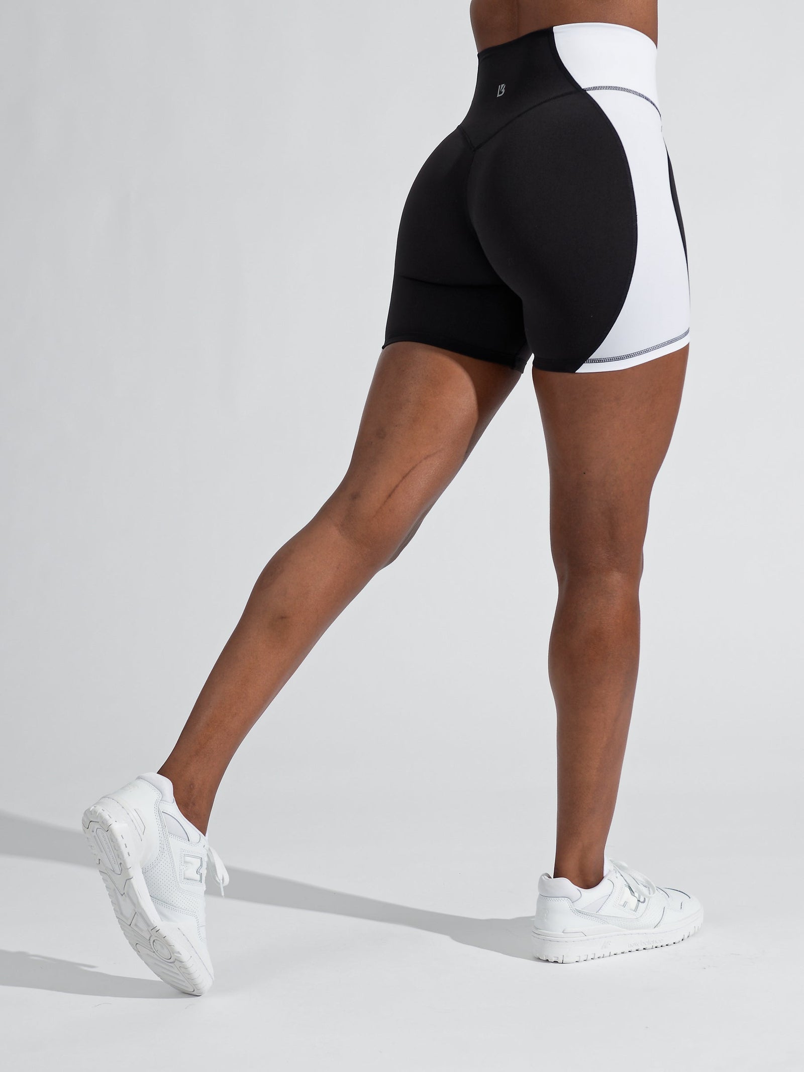 Aurora Short 6" - Onyx Black and White